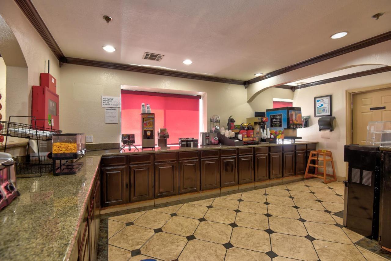 Ramada By Wyndham Oklahoma City Airport North Exteriör bild