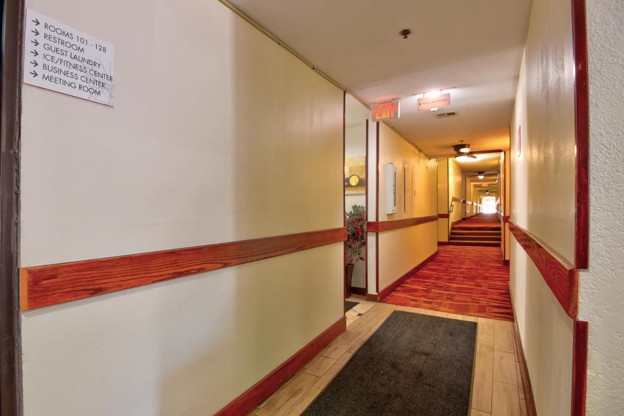 Ramada By Wyndham Oklahoma City Airport North Exteriör bild