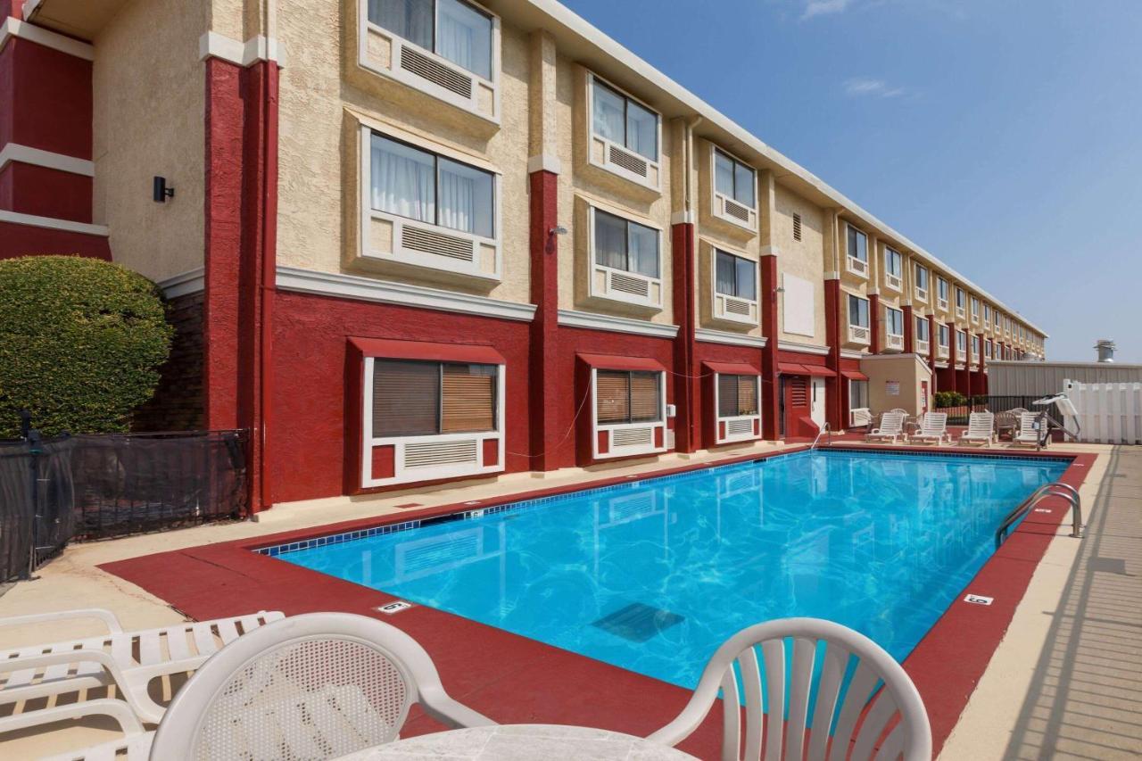Ramada By Wyndham Oklahoma City Airport North Exteriör bild